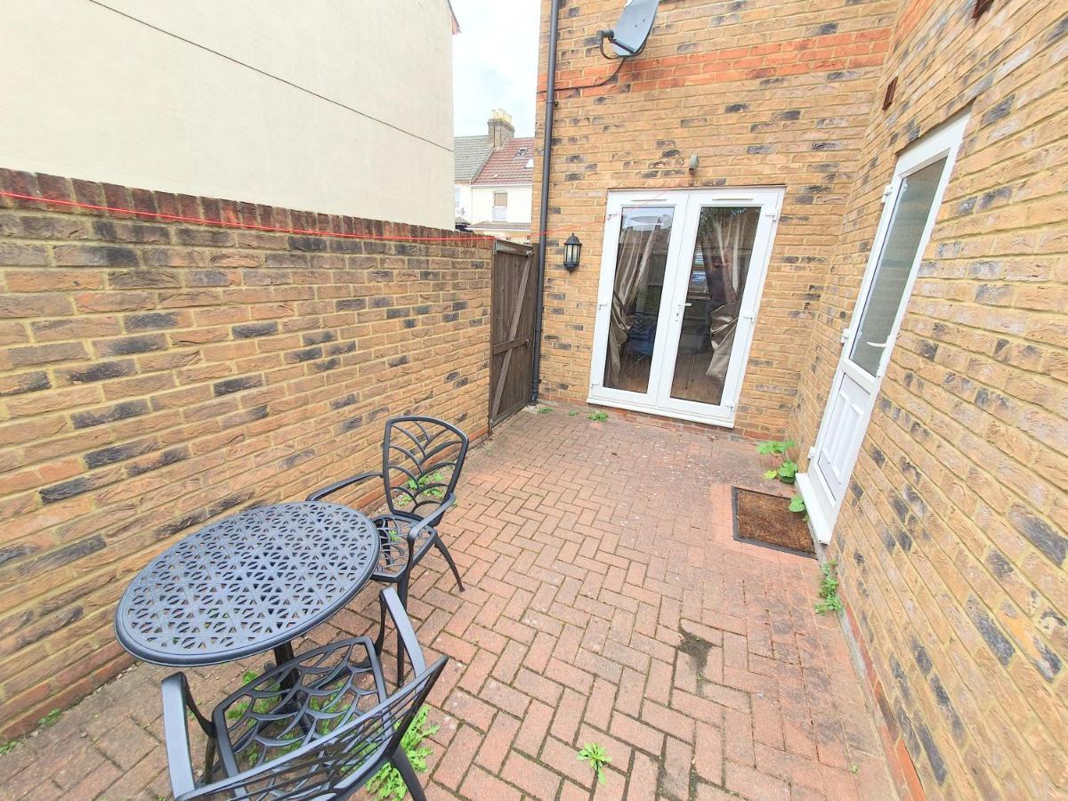 Friars Walk Houses With 2 Bedrooms, 2 Bathrooms, Fast Wi-Fi And Private Parking Sittingbourne Esterno foto