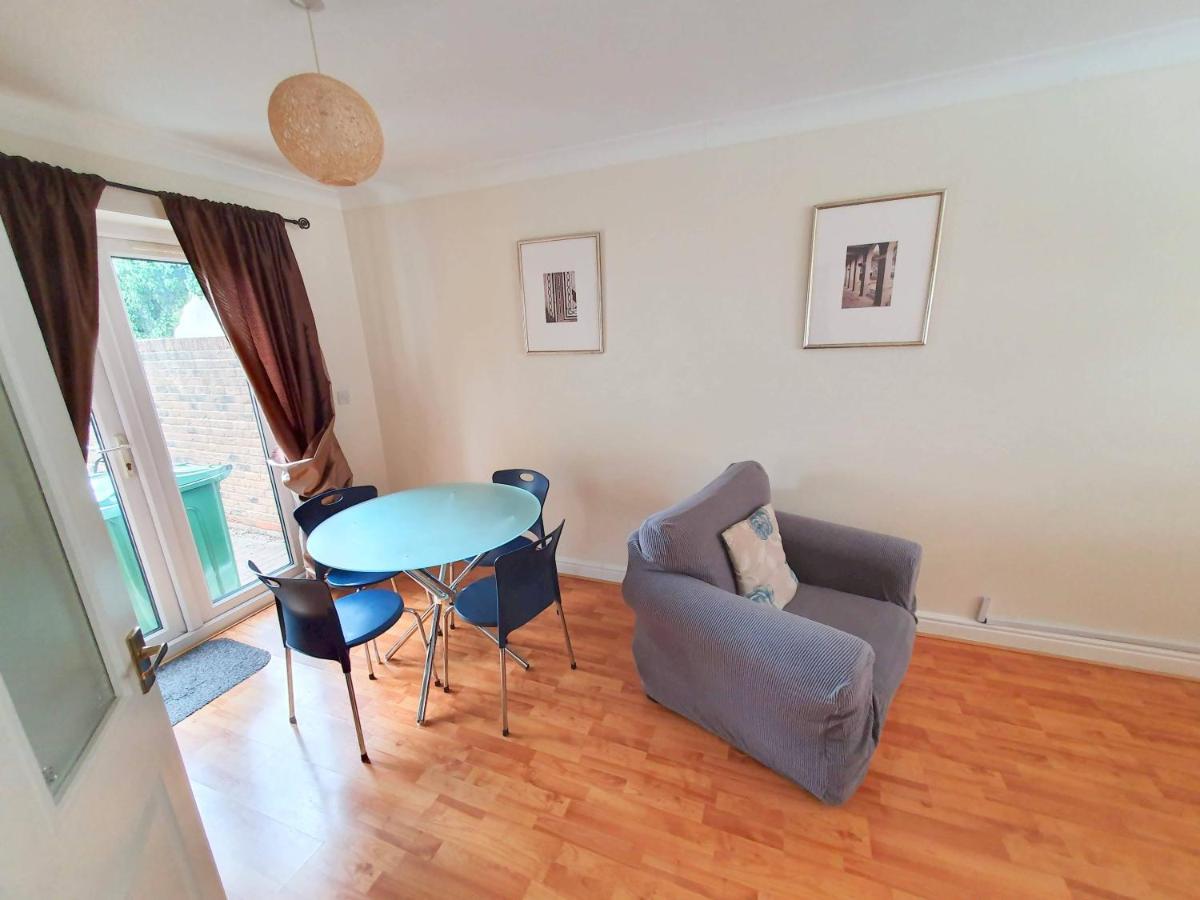 Friars Walk Houses With 2 Bedrooms, 2 Bathrooms, Fast Wi-Fi And Private Parking Sittingbourne Esterno foto