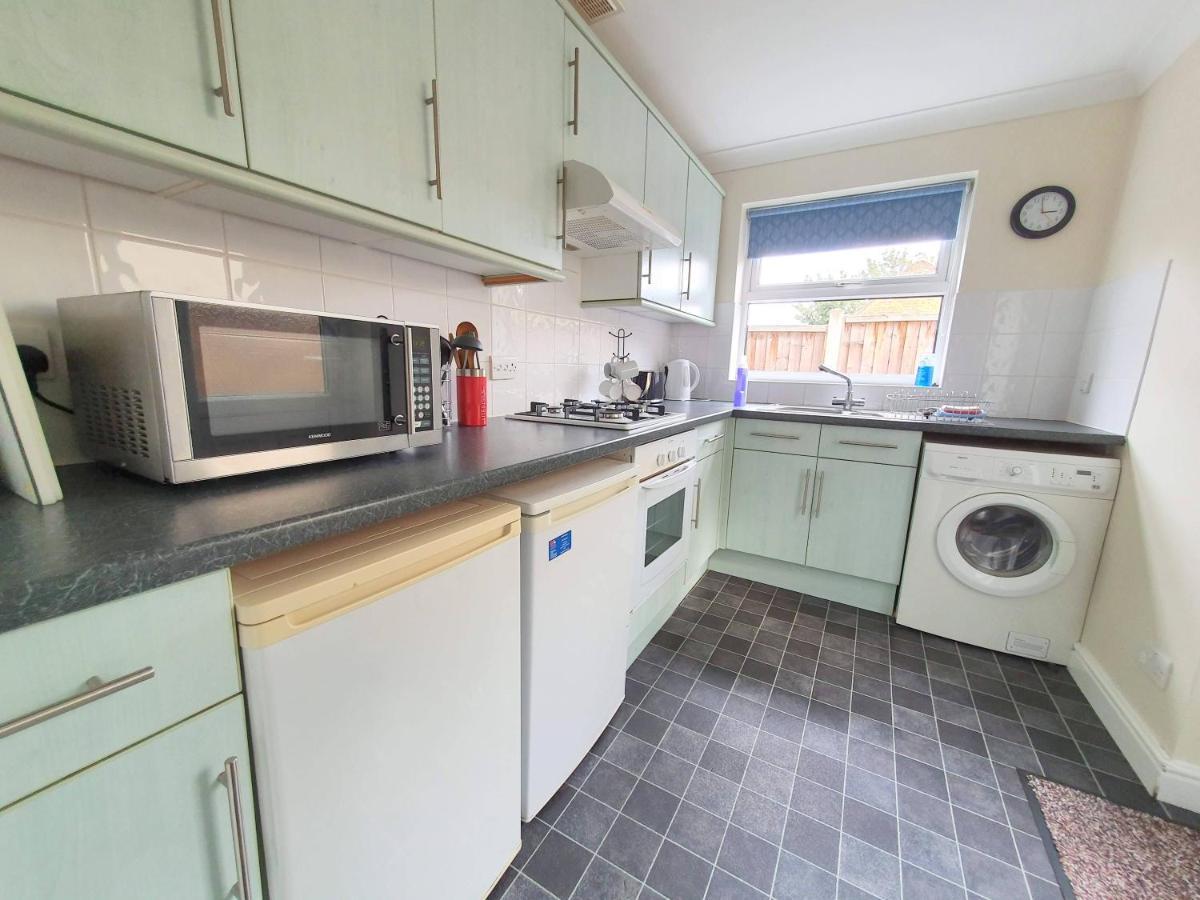 Friars Walk Houses With 2 Bedrooms, 2 Bathrooms, Fast Wi-Fi And Private Parking Sittingbourne Esterno foto