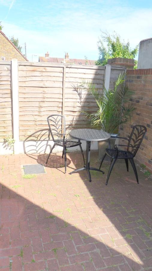 Friars Walk Houses With 2 Bedrooms, 2 Bathrooms, Fast Wi-Fi And Private Parking Sittingbourne Esterno foto