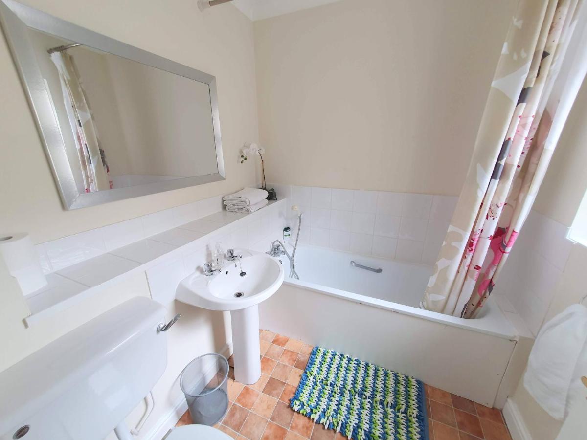 Friars Walk Houses With 2 Bedrooms, 2 Bathrooms, Fast Wi-Fi And Private Parking Sittingbourne Esterno foto
