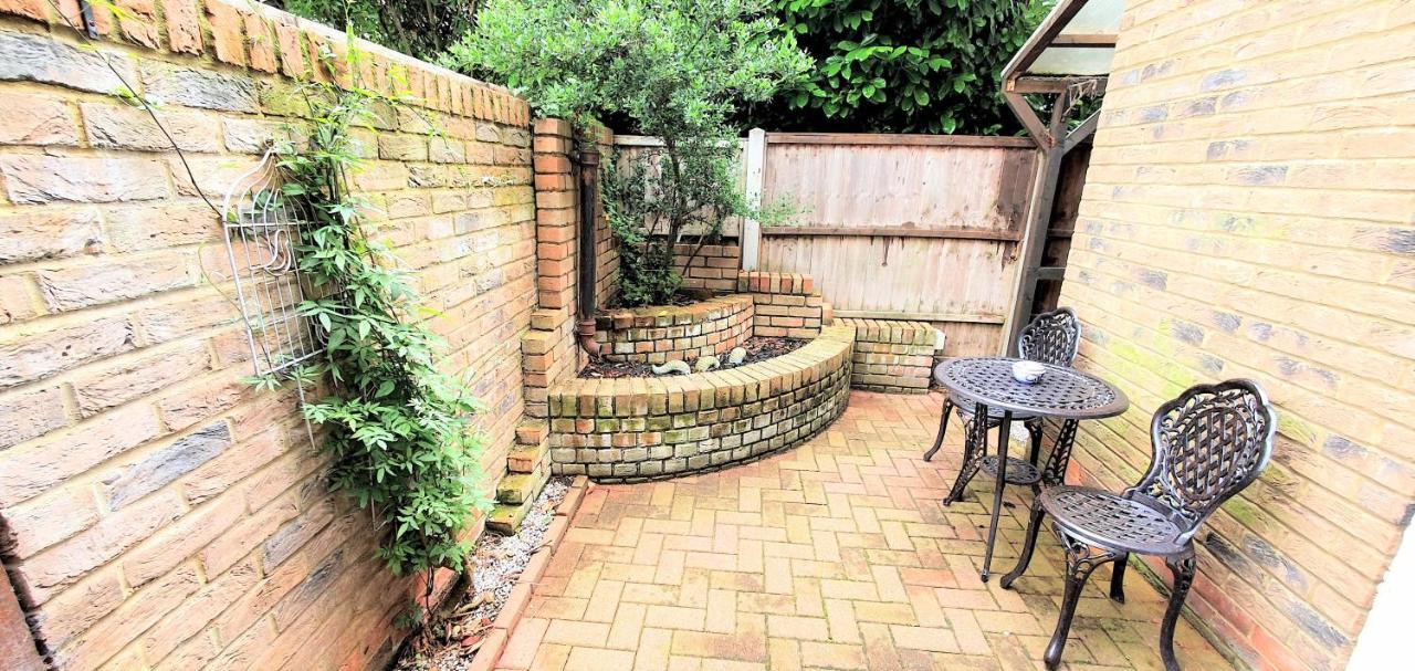 Friars Walk Houses With 2 Bedrooms, 2 Bathrooms, Fast Wi-Fi And Private Parking Sittingbourne Esterno foto