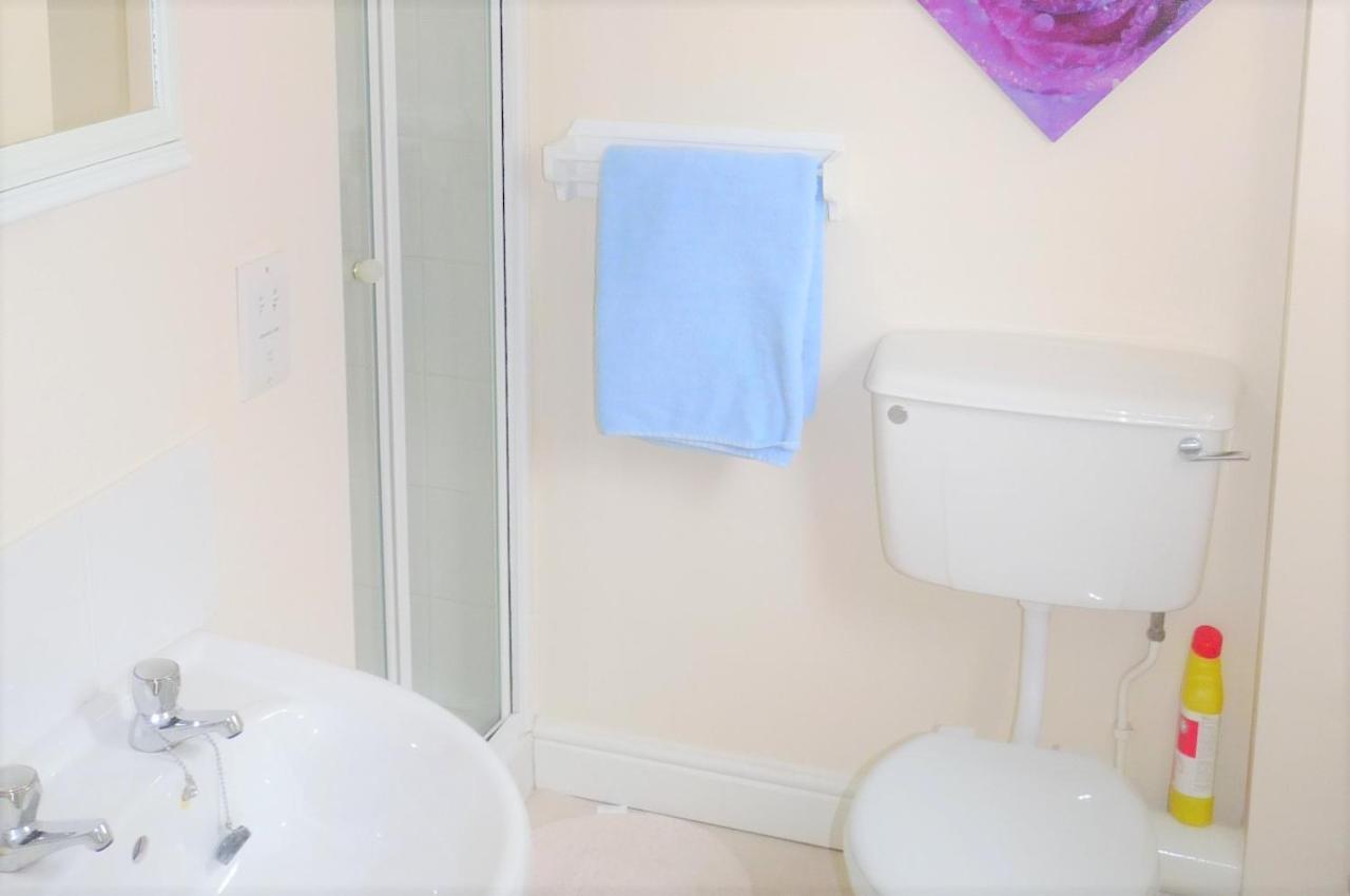 Friars Walk Houses With 2 Bedrooms, 2 Bathrooms, Fast Wi-Fi And Private Parking Sittingbourne Esterno foto