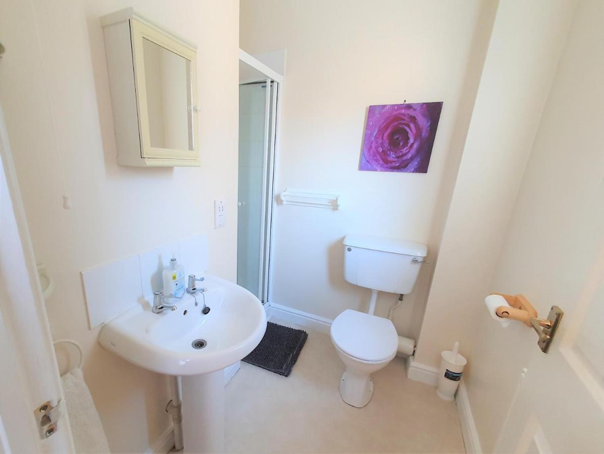 Friars Walk Houses With 2 Bedrooms, 2 Bathrooms, Fast Wi-Fi And Private Parking Sittingbourne Esterno foto