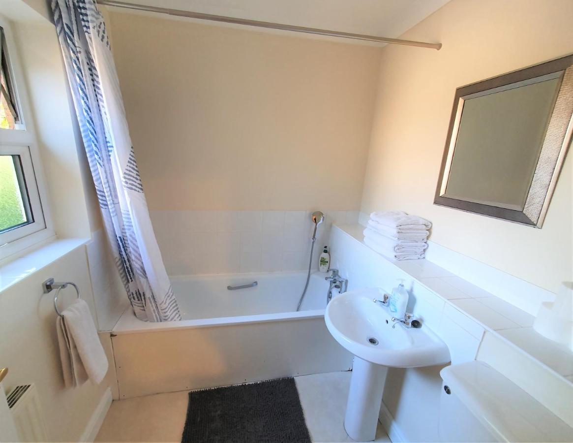Friars Walk Houses With 2 Bedrooms, 2 Bathrooms, Fast Wi-Fi And Private Parking Sittingbourne Esterno foto